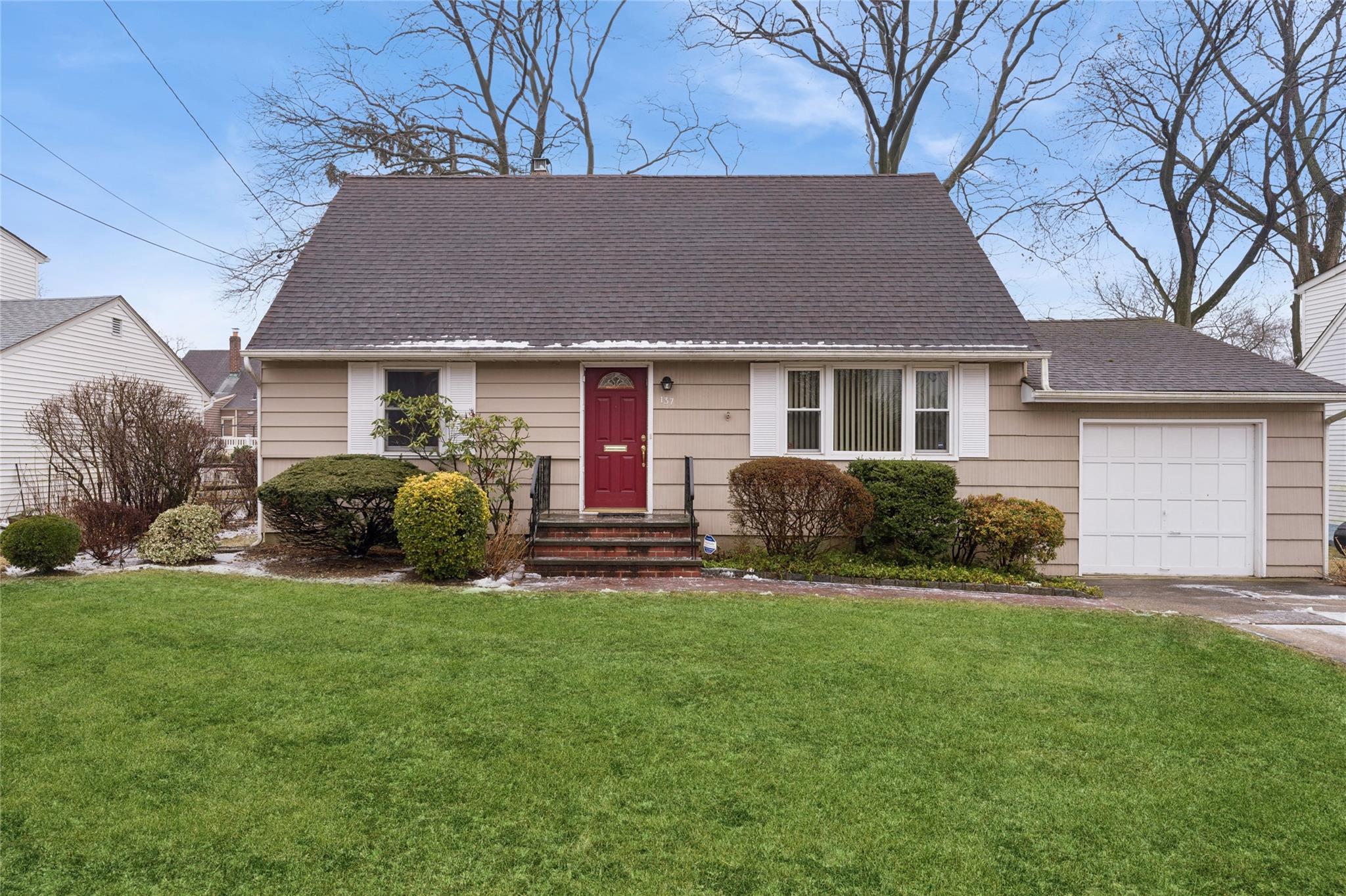 137 Arleigh Drive, Albertson, New York image 3