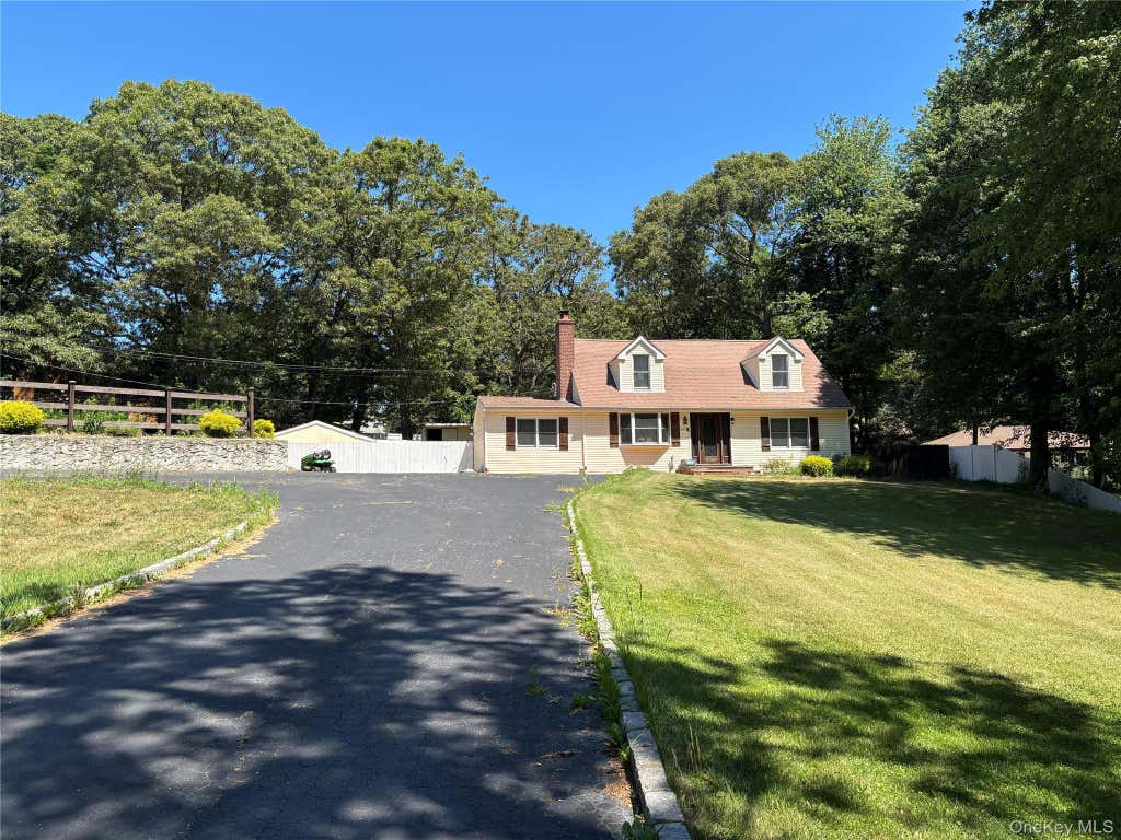Photo of 45 Croft Lane, Smithtown, NY 11787 (MLS # 1017406)