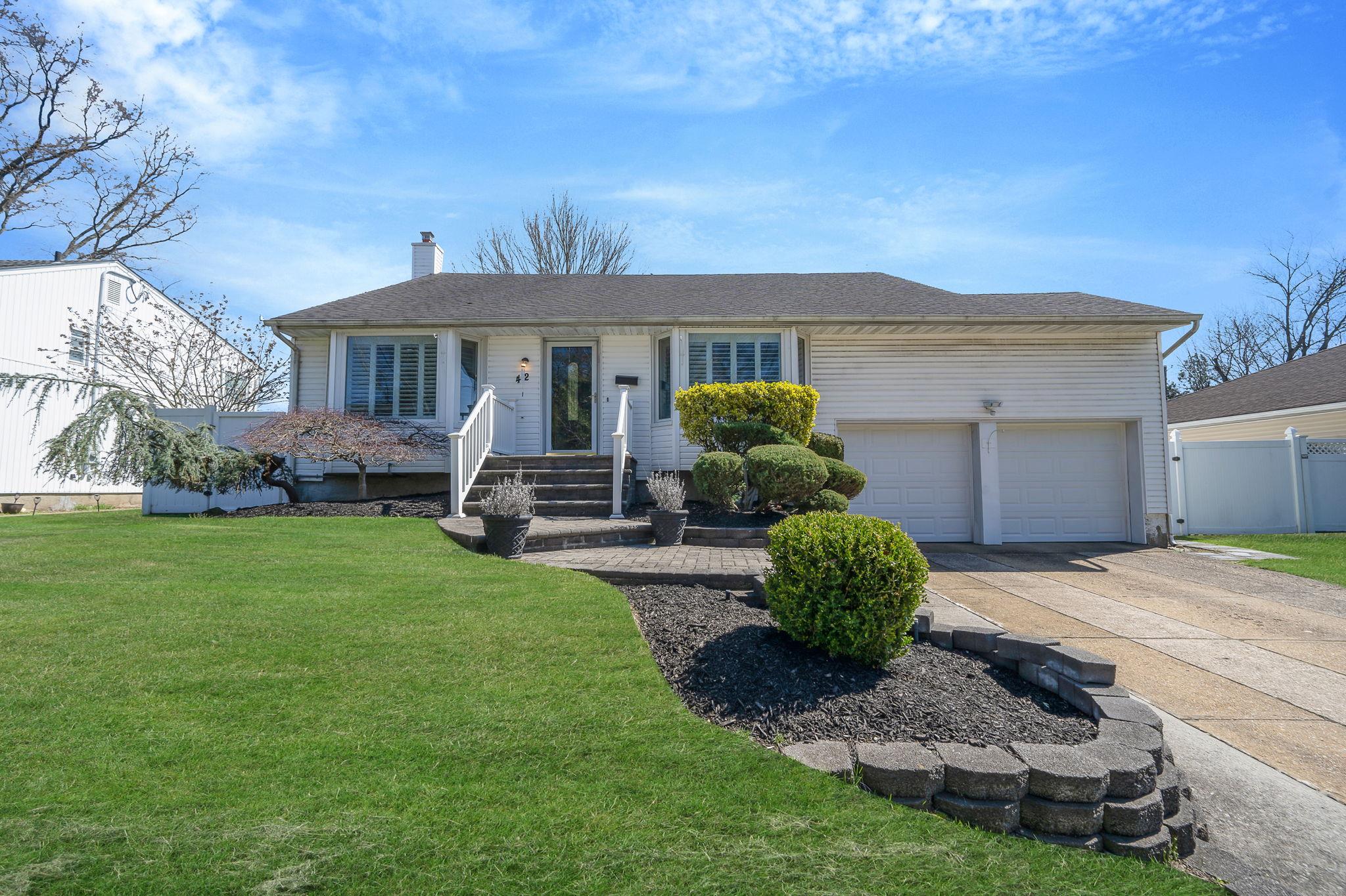42 Marlene Drive, Syosset, New York image 1
