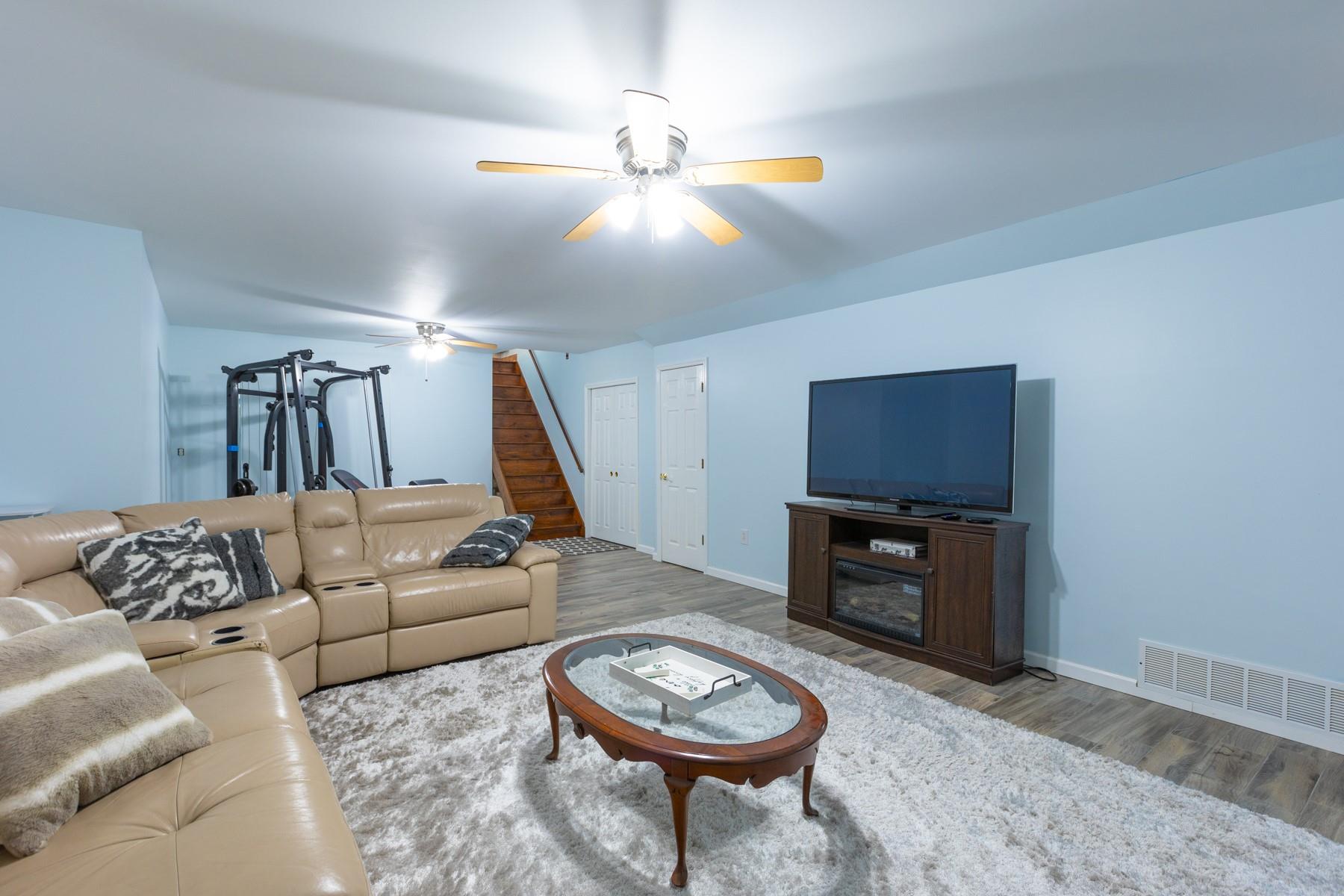 1076 Westminster Avenue, Dix Hills, New York image 27