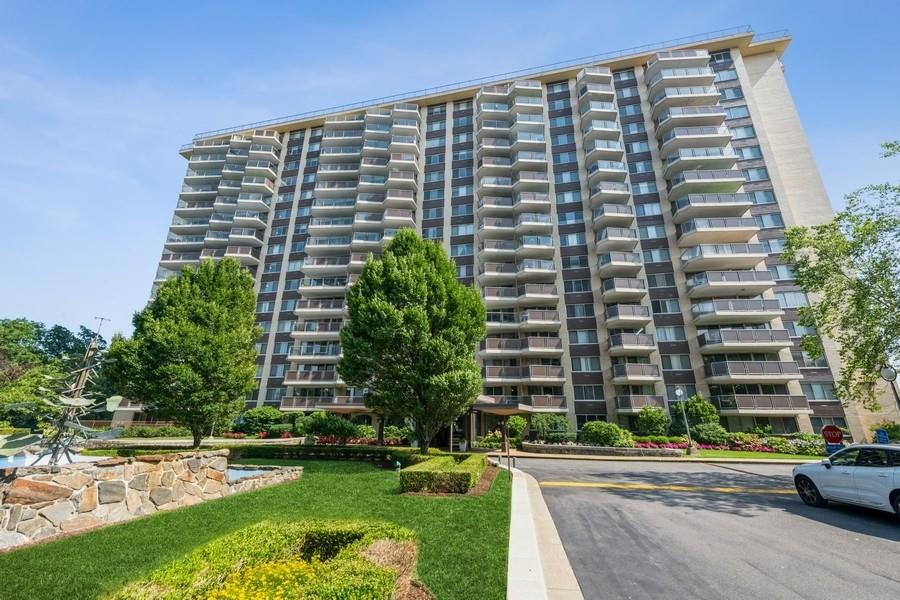 18-15 215th St #17H, Bayside, New York image 1