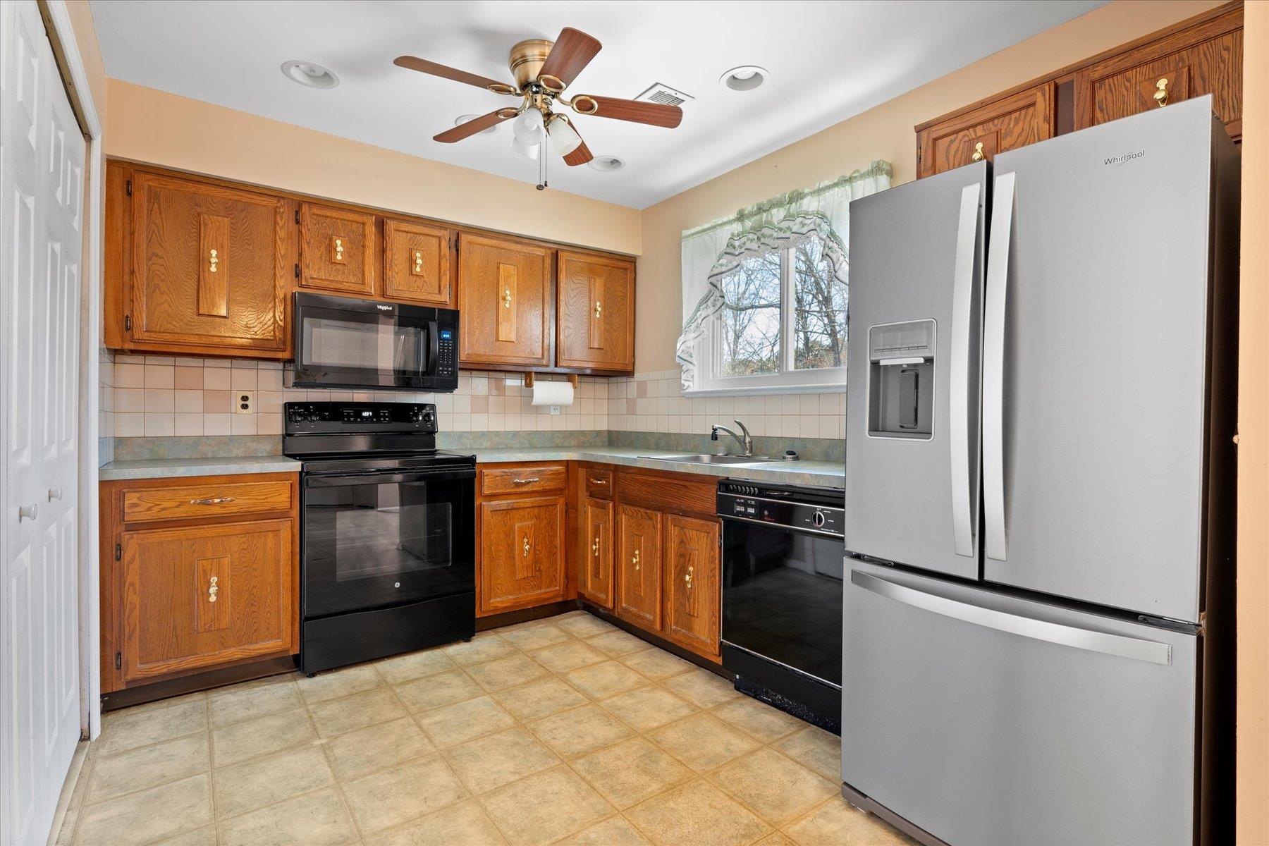 208 Springmeadow Drive #B, Holbrook, New York image 3