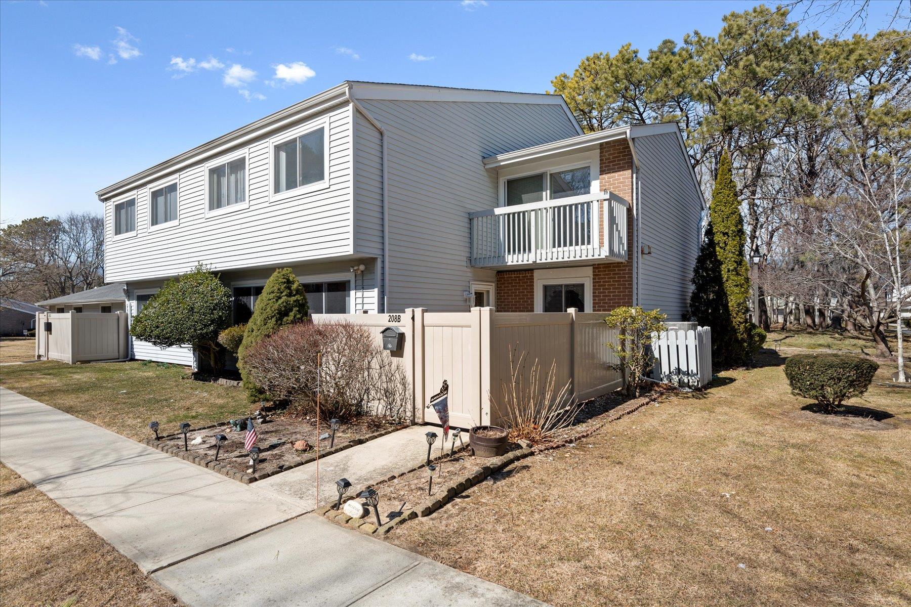 208 Springmeadow Drive #B, Holbrook, New York image 1