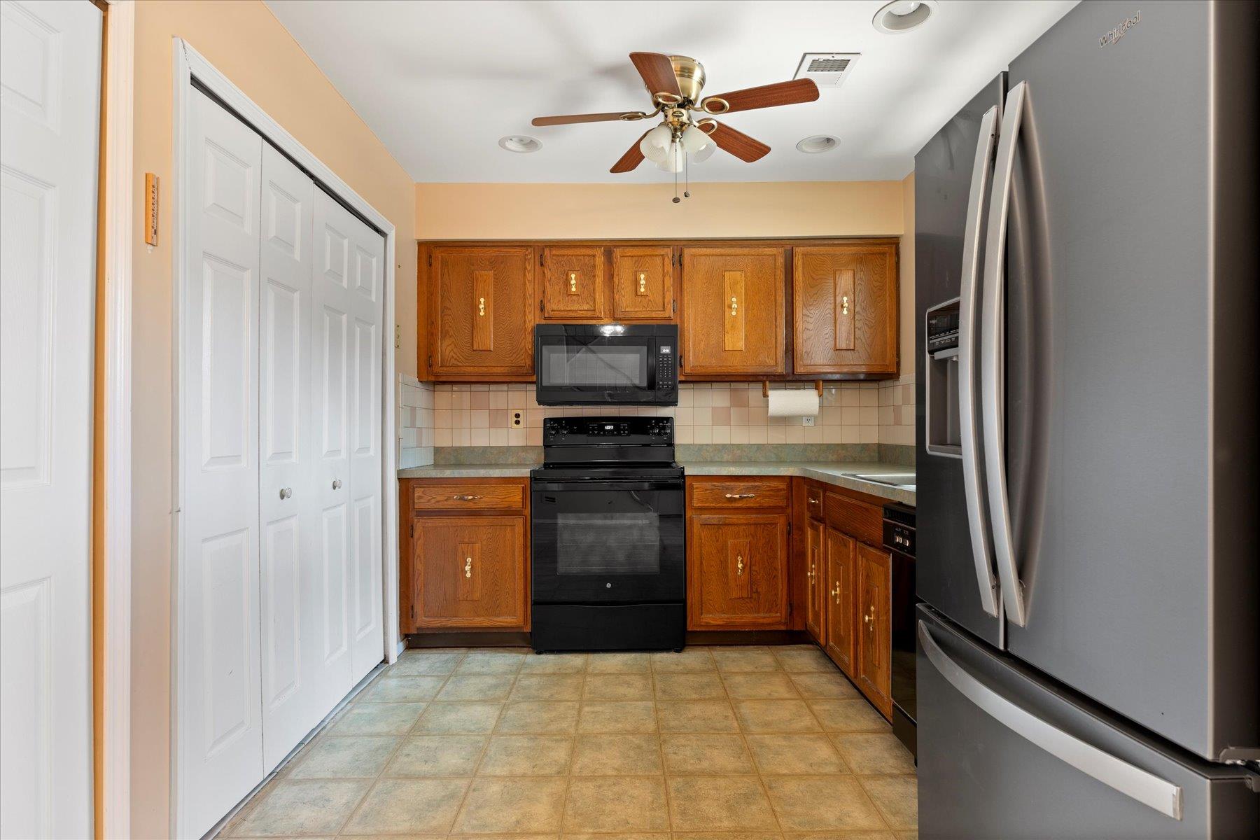 208 Springmeadow Drive #B, Holbrook, New York image 4