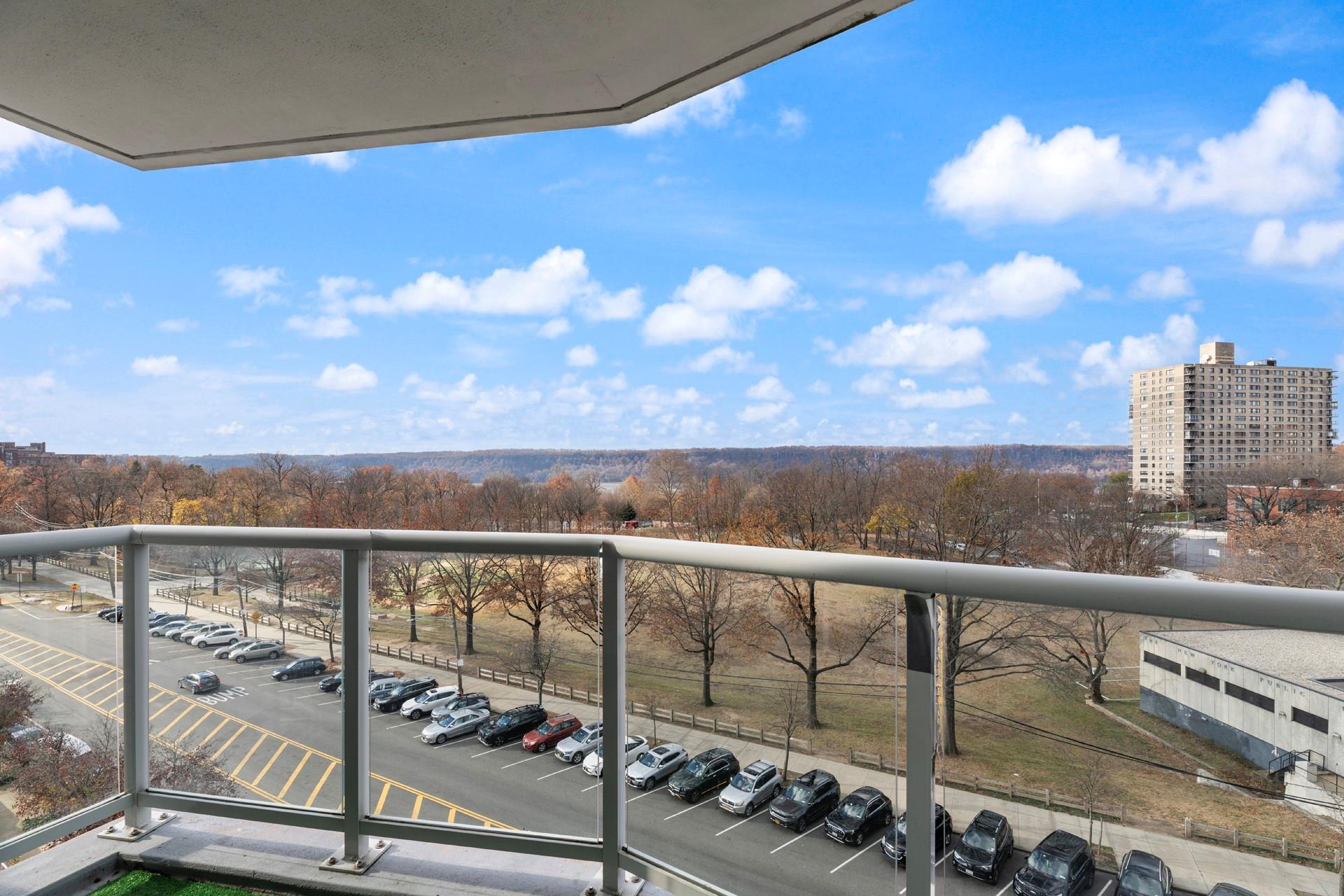 Henry Hudson Parkway 7H, Bronx, New York - 2 Bedrooms  
2 Bathrooms  
5 Rooms - 