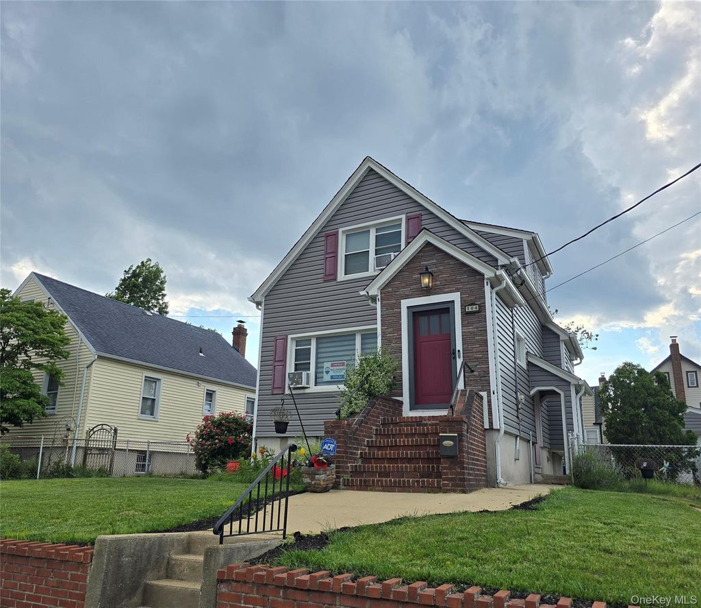 Photo of 104 Ormonde Boulevard, Valley Stream, NY 11580 (MLS # 1016300)