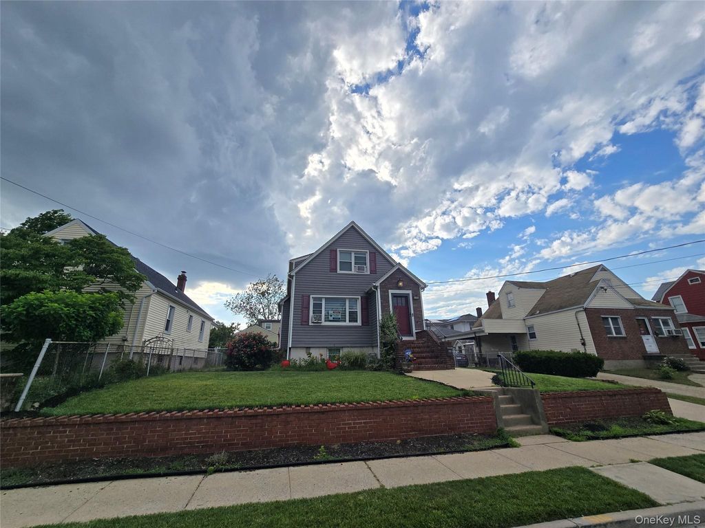 Photo of 104 Ormonde Boulevard, Valley Stream, NY 11580 (MLS # 1016300)