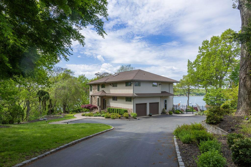 Sunset Path, Port Jefferson, Hamptons, NY - 5 Bedrooms  
4 Bathrooms - 