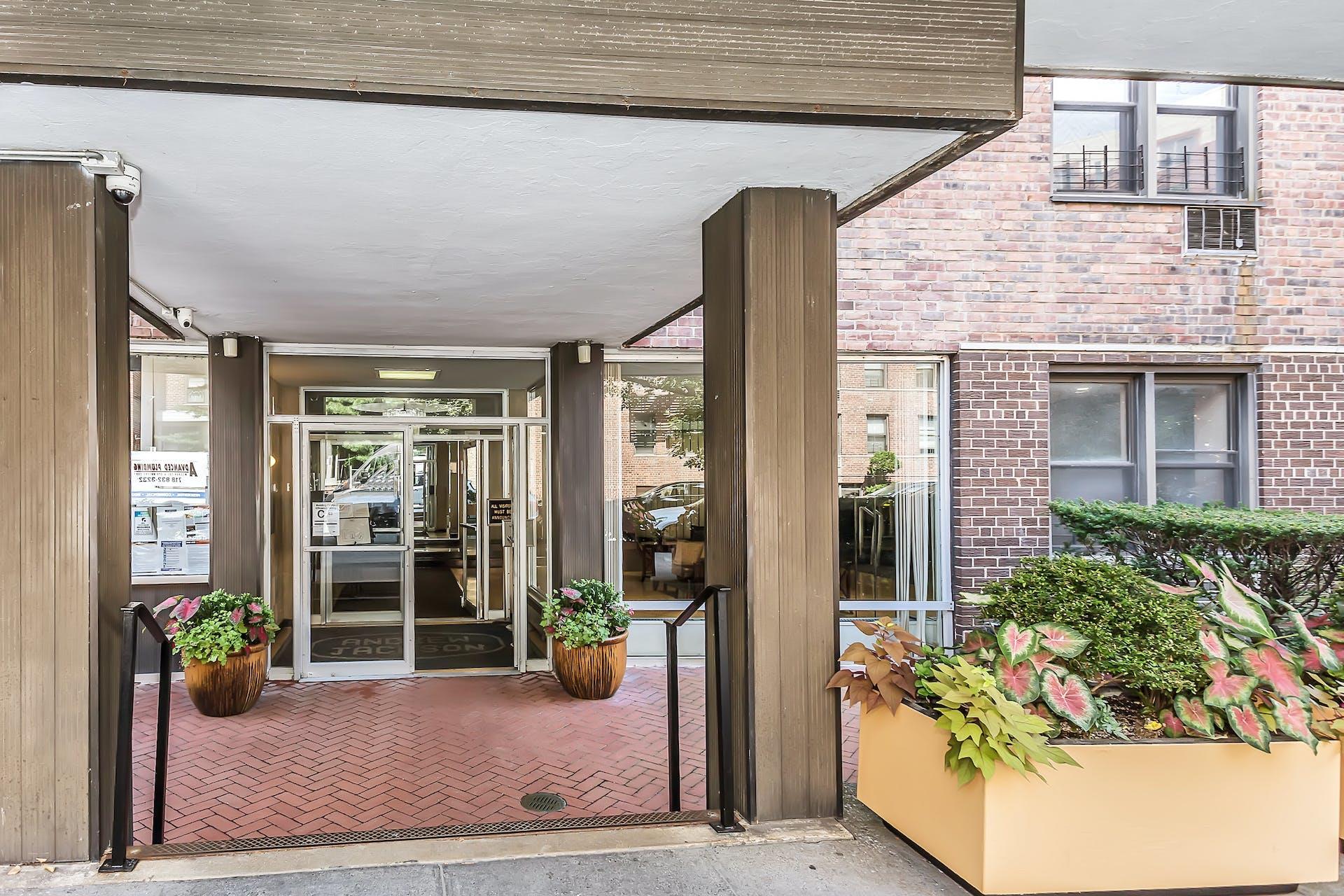 Leverich Street B 227, Jackson Heights, Queens, NY - 2 Bedrooms  
1 Bathrooms  
4 Rooms - 