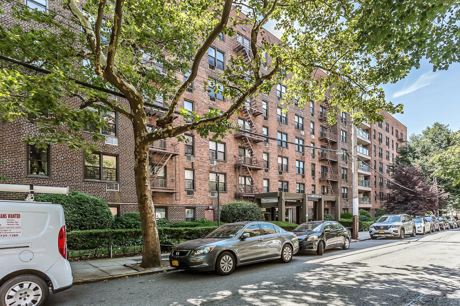 Leverich Street B 227, Jackson Heights, Queens, NY - 2 Bedrooms  
1 Bathrooms  
4 Rooms - 