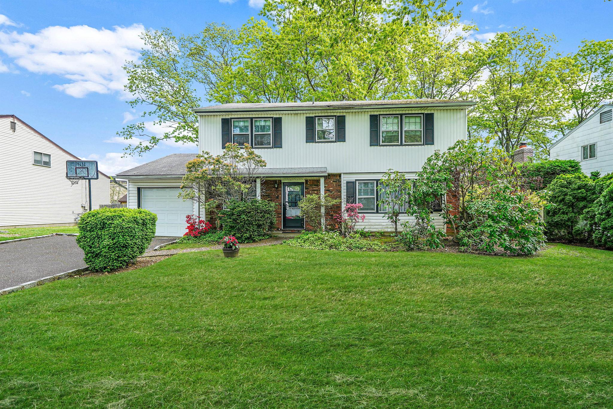 Pinewood Drive, Commack, Hamptons, NY - 3 Bedrooms  
3 Bathrooms - 