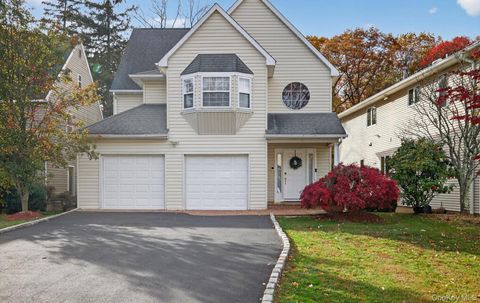 Homes For Sale - 9 Oxford Court<br/> Wheatley Heights, NY 11798