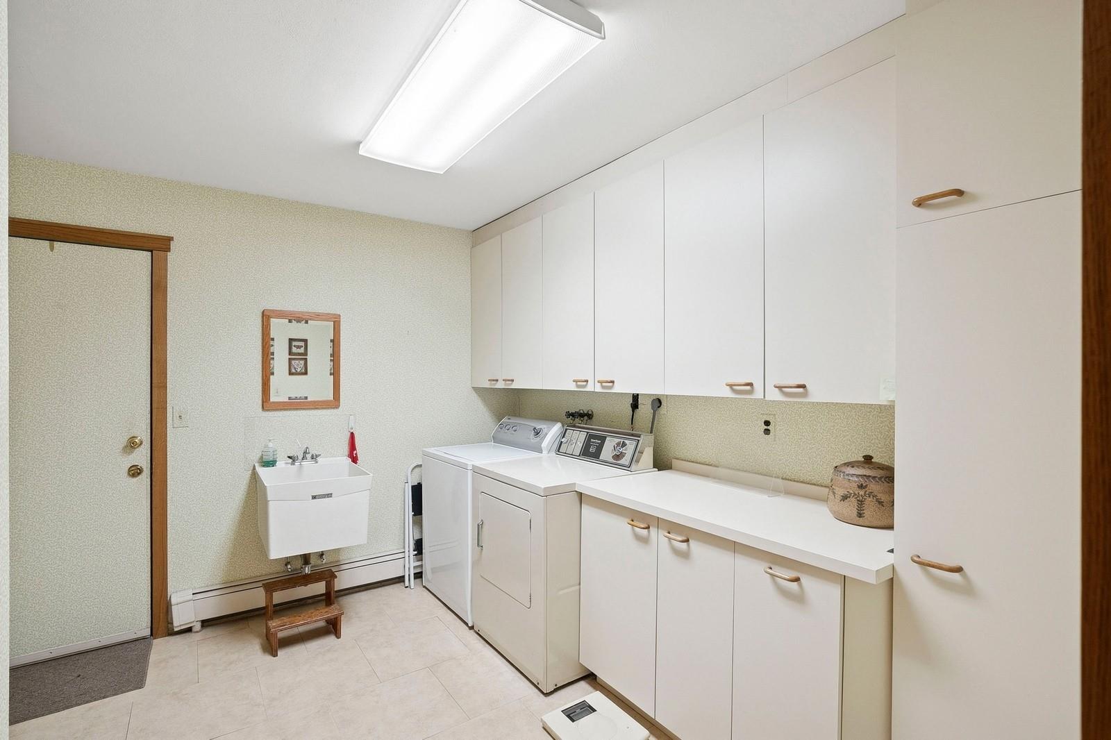 19 S Arbutus Road, Greenlawn, New York image 37