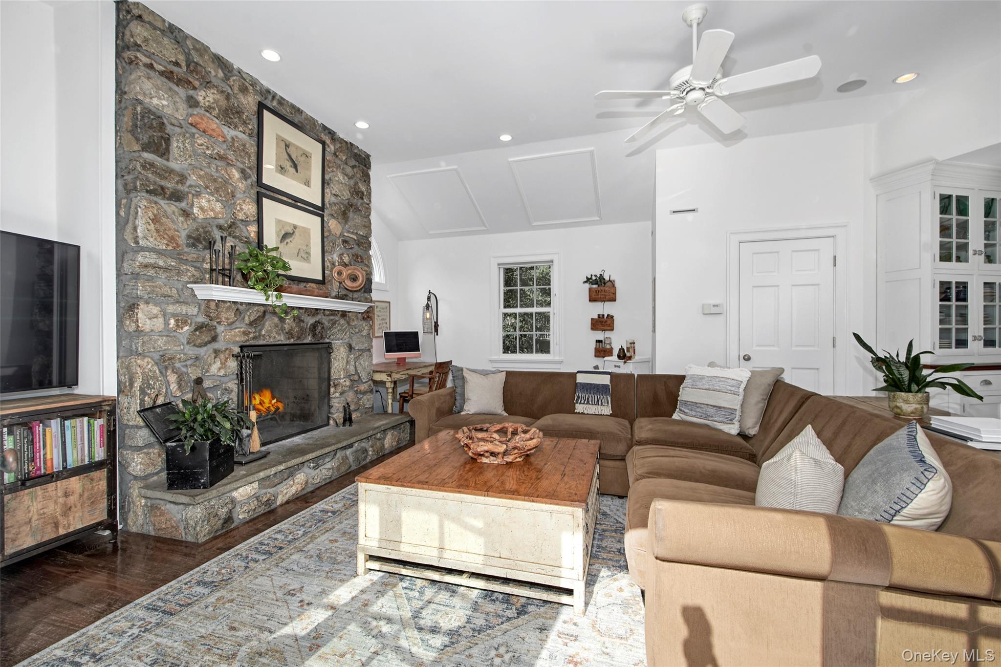 Chappaqua, New York 10514, United States, 6 Bedrooms Bedrooms, ,4 BathroomsBathrooms,Residential,Active,212151