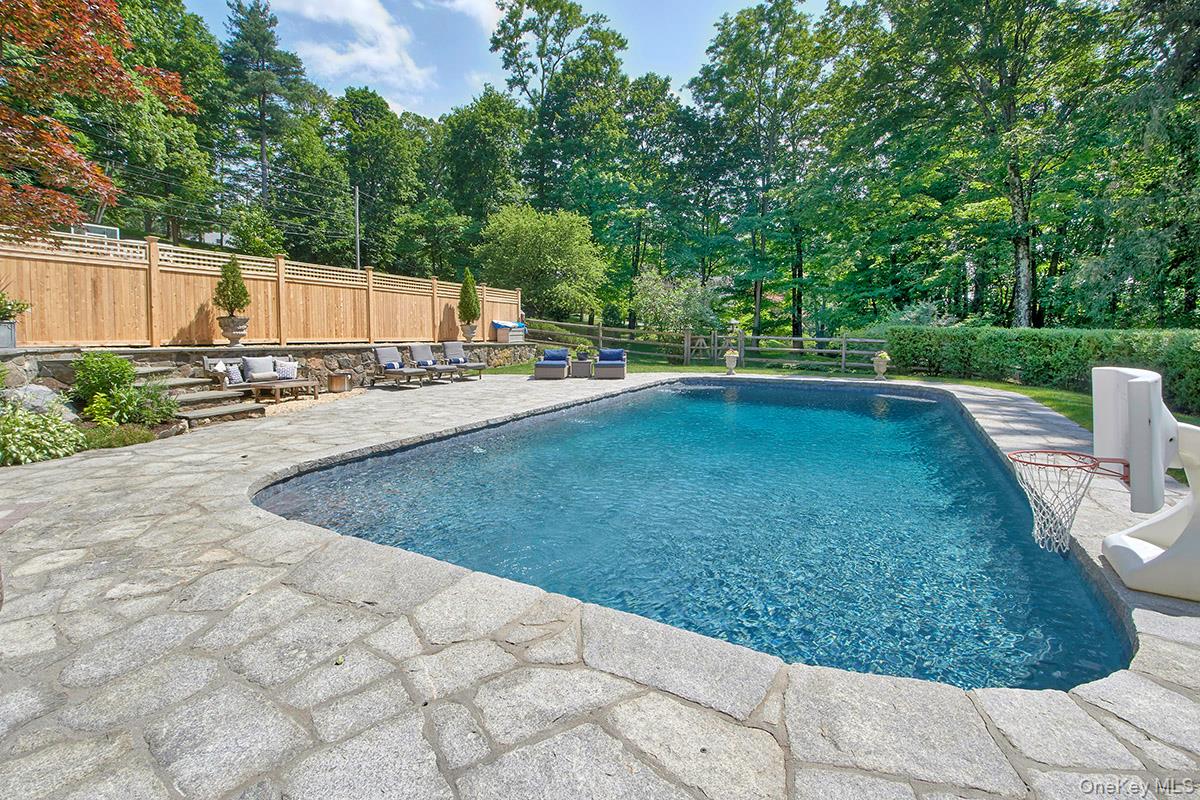 Chappaqua, New York 10514, United States, 6 Bedrooms Bedrooms, ,4 BathroomsBathrooms,Residential,Active,212151