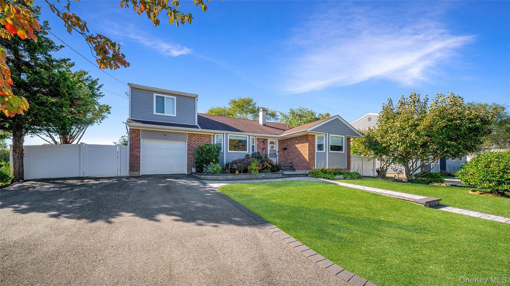 Photo of 10 Ponder Lane, Deer Park, NY 11729 (MLS # 942167)