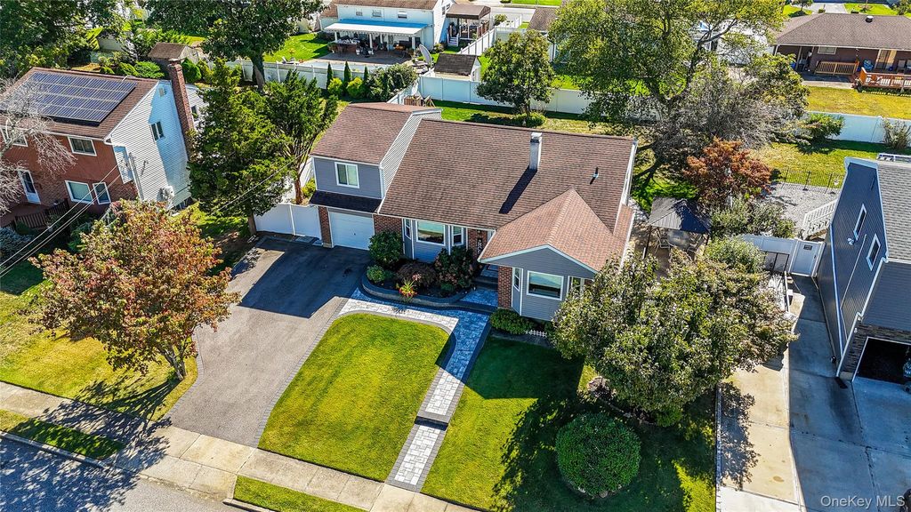 Photo of 10 Ponder Lane, Deer Park, NY 11729 (MLS # 942167)