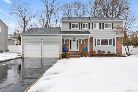 Homes For Sale - 111 Cocks Lane<br/> Locust Valley, NY 11560