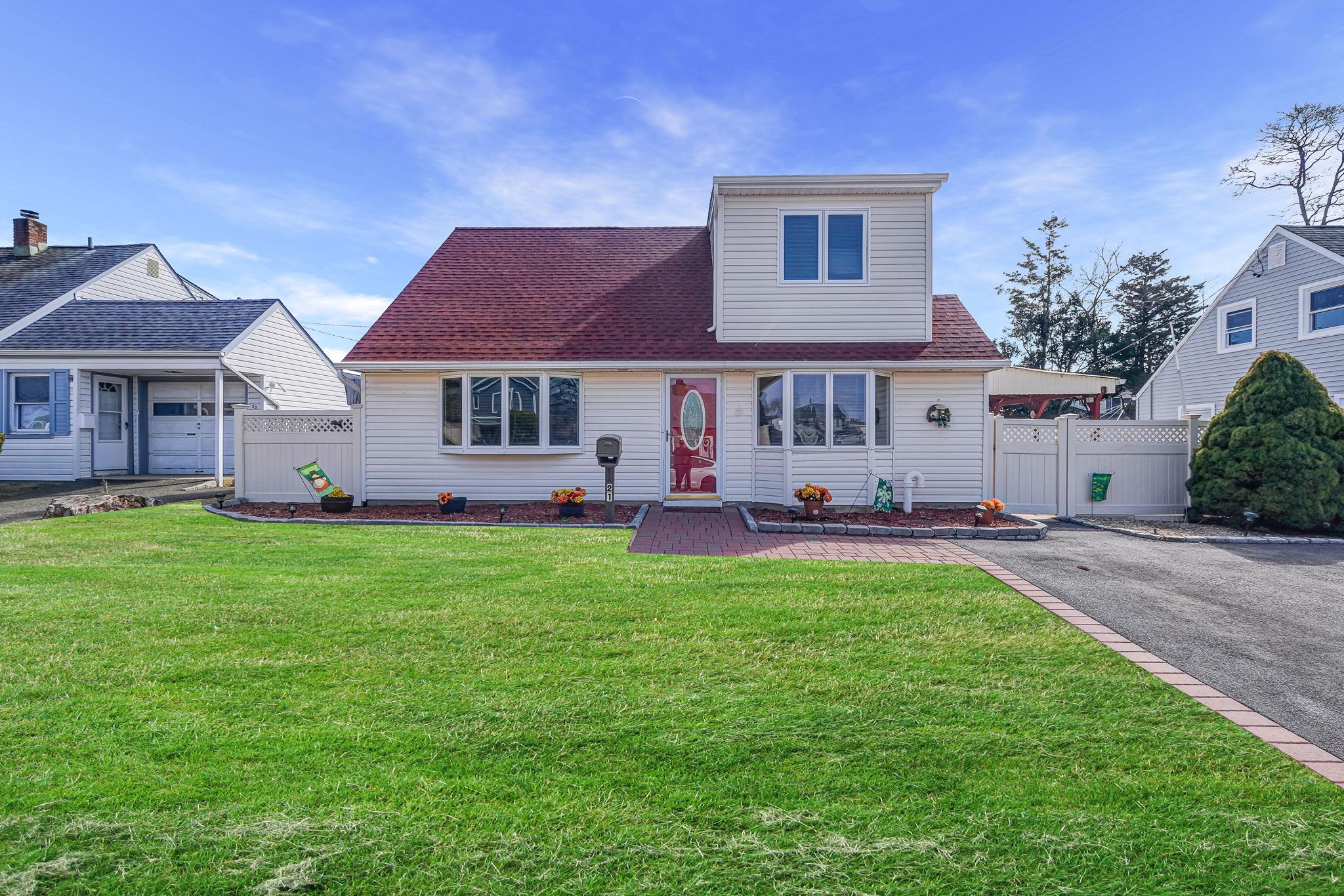 21 Aldin Lane, Levittown, New York image 1