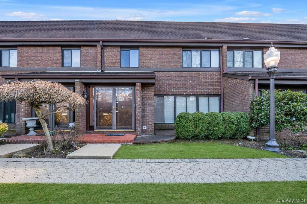 Photo of 5 Fox Ridge, Roslyn, NY 11576 (MLS # 972283)