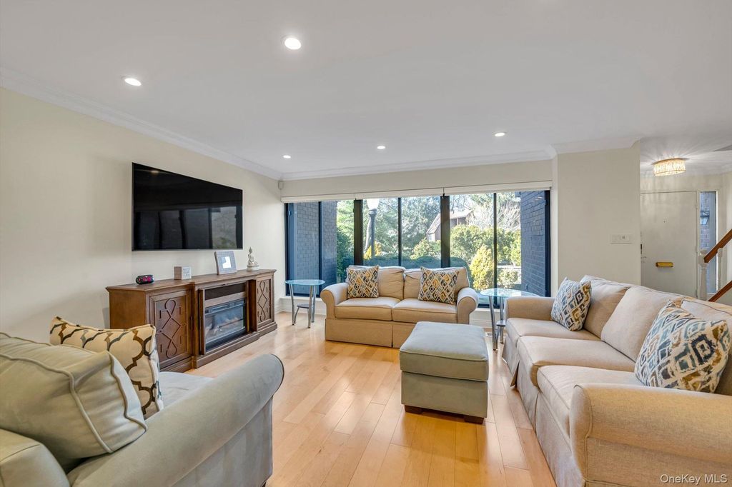 Photo of 5 Fox Ridge, Roslyn, NY 11576 (MLS # 972283)