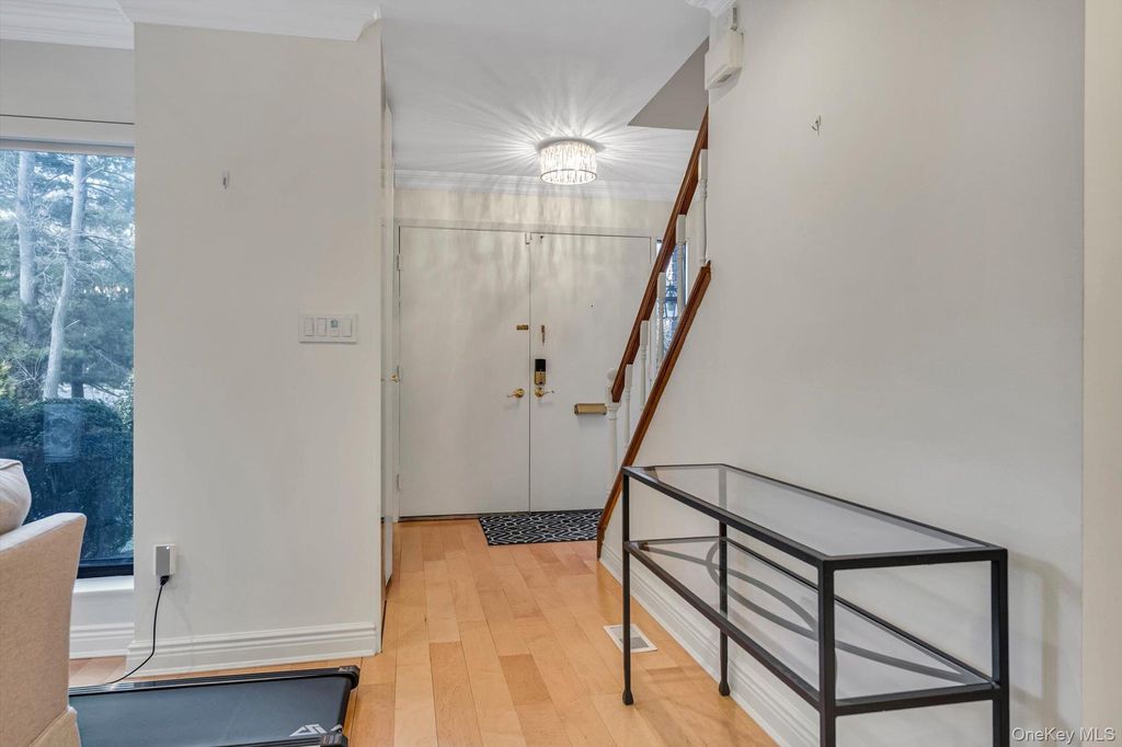 Photo of 5 Fox Ridge, Roslyn, NY 11576 (MLS # 972283)