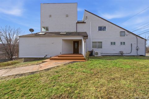 Homes For Sale - 2 N Strawberry Hill Lane<br/> West Nyack, NY 10994