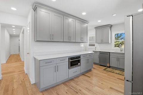 Homes For Sale - 32 Rockland Drive<br/> Jericho, NY 11753