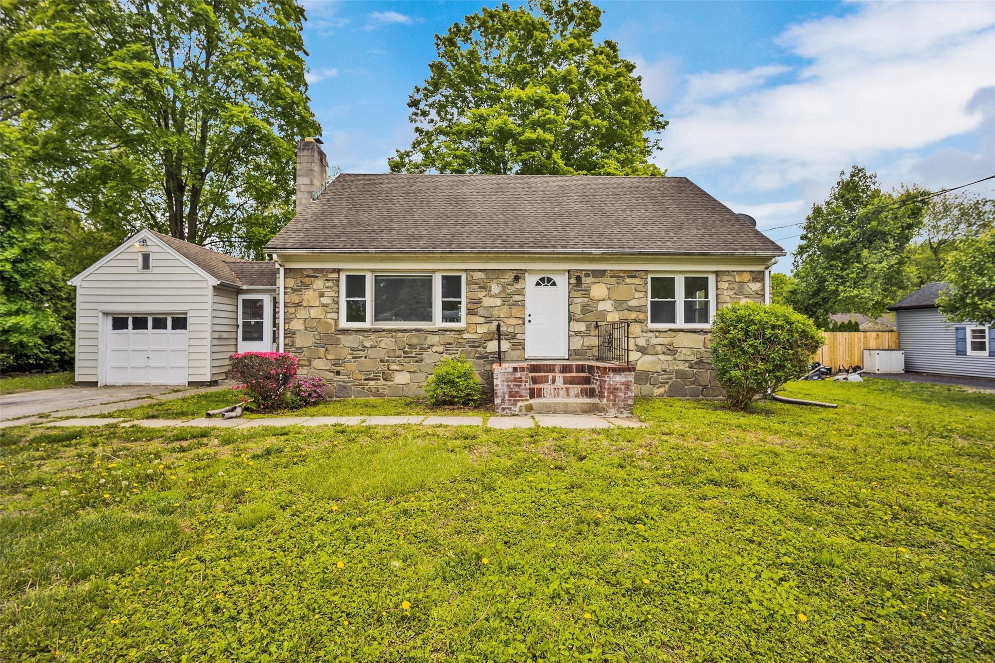 Vassar Road, Poughkeepsie, New York - 4 Bedrooms  
2 Bathrooms  
7 Rooms - 