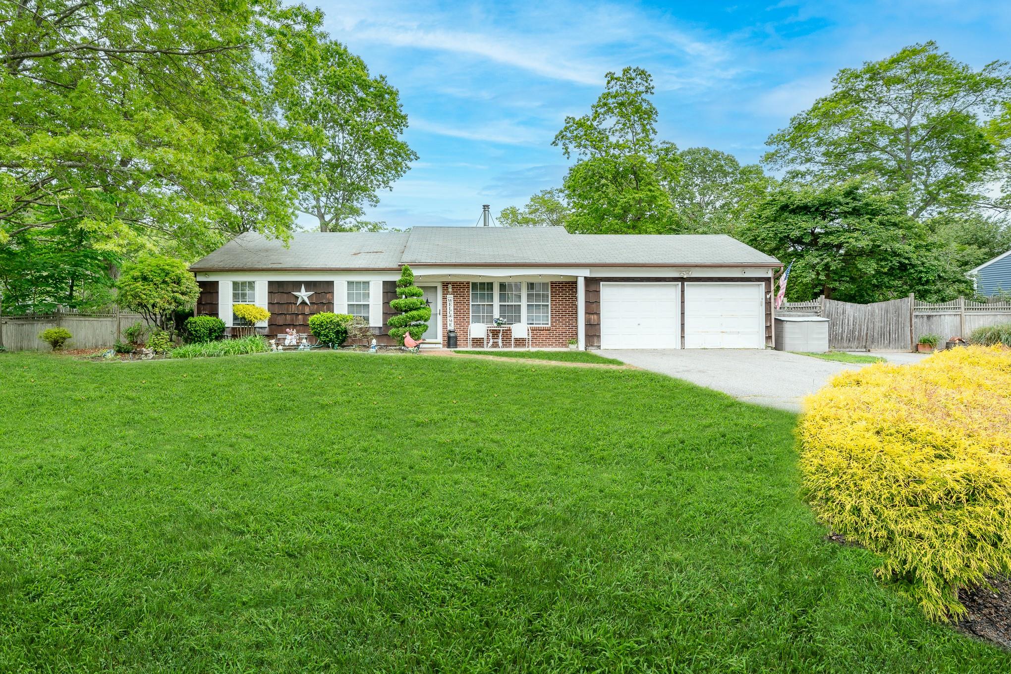 7 Cedar Heights Drive, Ridge, New York image 1