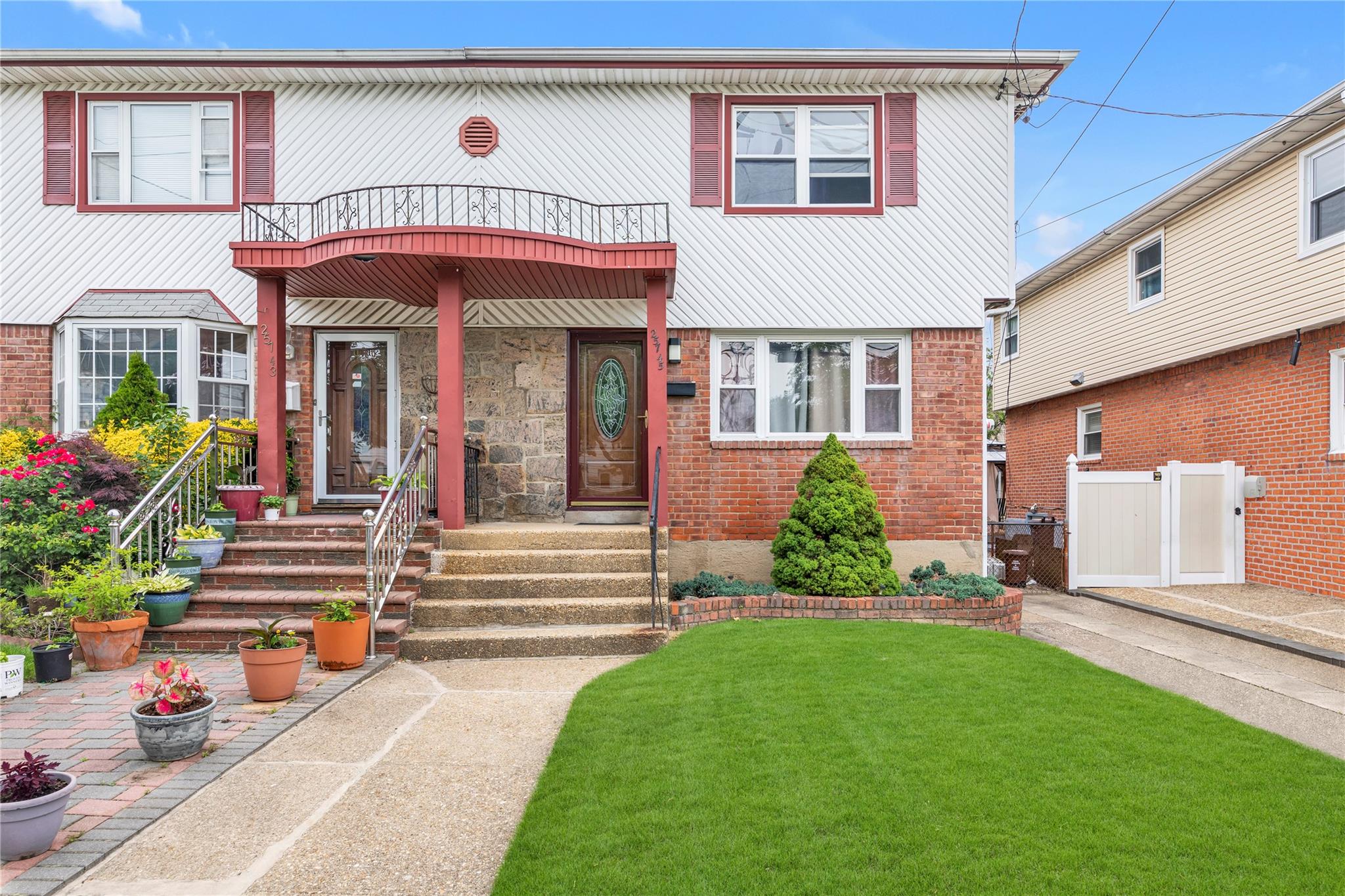 149th Road, Rosedale, Queens, NY - 3 Bedrooms  
2 Bathrooms  
6 Rooms - 