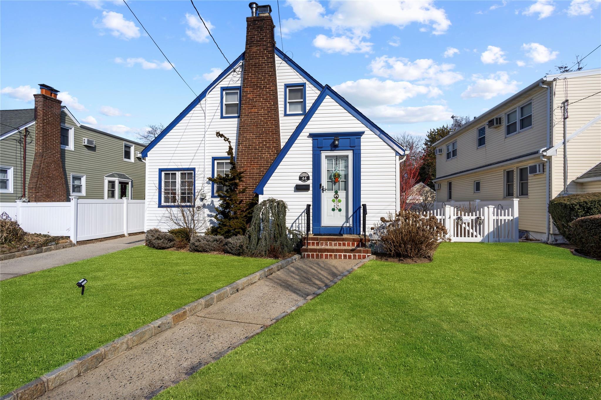 44 Croyden Street, Malverne, New York image 1