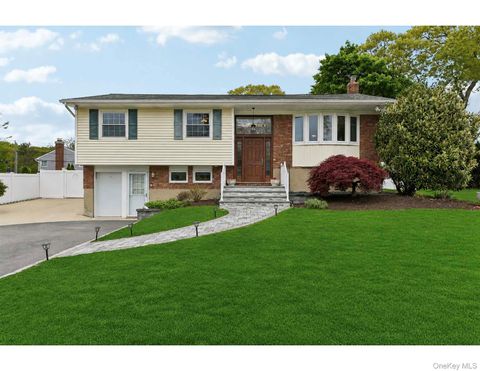 Homes For Sale - 4 Concord Lane<br/> Smithtown, NY 11787