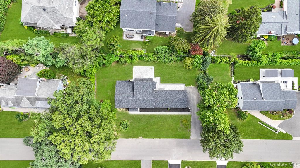 Photo of 14 Lakeville Drive, East Hills, NY 11576 (MLS # 922873)
