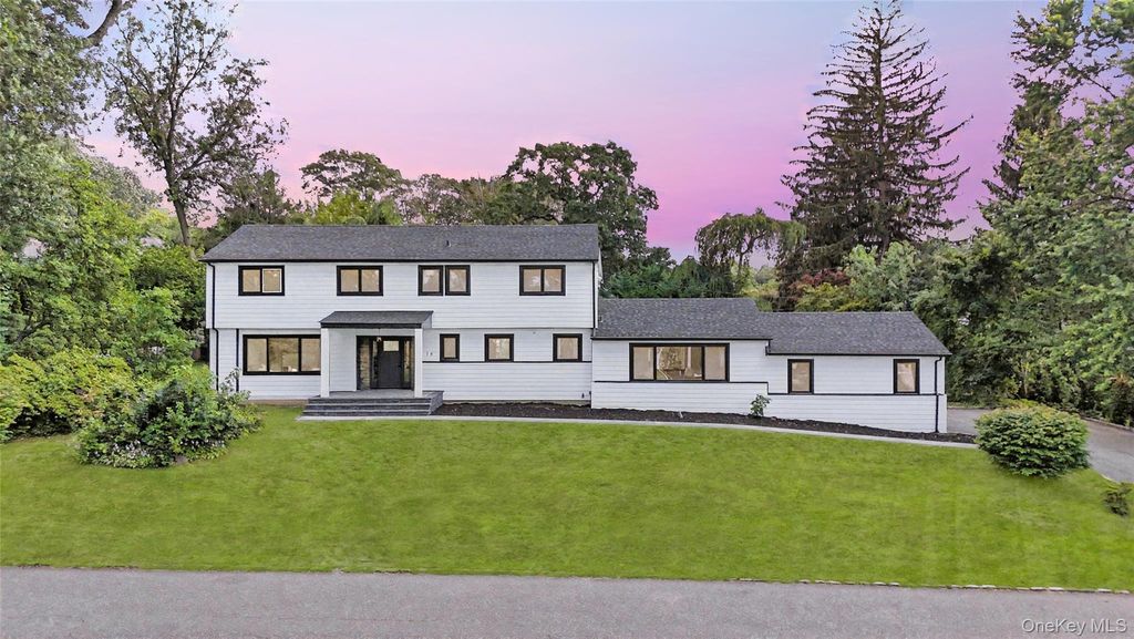 Photo of 14 Lakeville Drive, East Hills, NY 11576 (MLS # 922873)