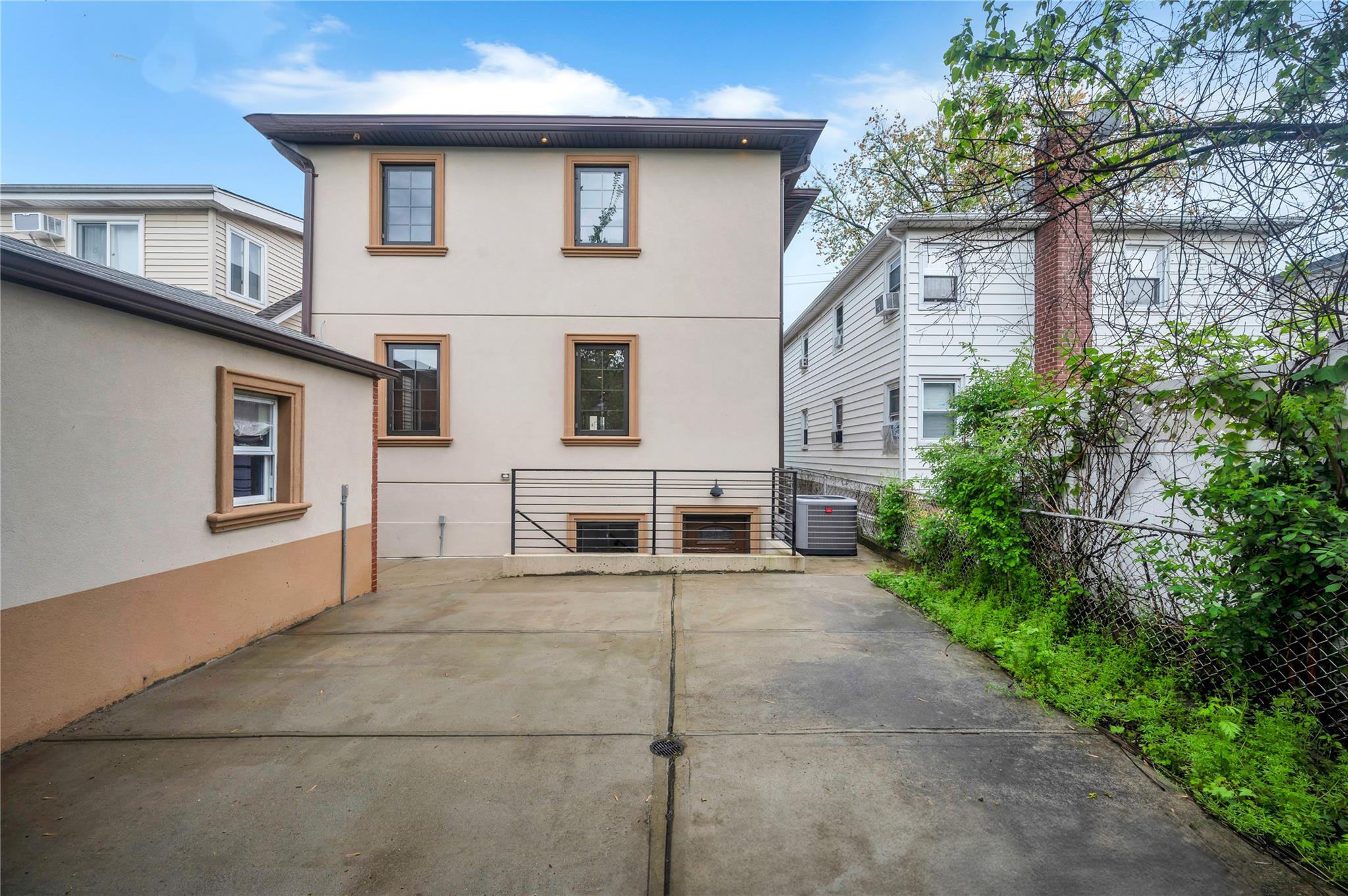 253-45 Pembroke Avenue