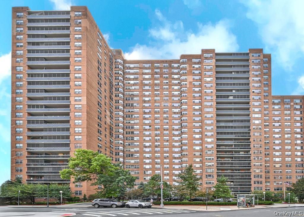 Photo of 70-25 Yellowstone Boulevard #7M, Forest Hills, NY 11375 (MLS # 957956)