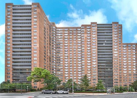 Photo of 70-25 Yellowstone Boulevard #7M, Forest Hills, NY 11375 (MLS # 957956)