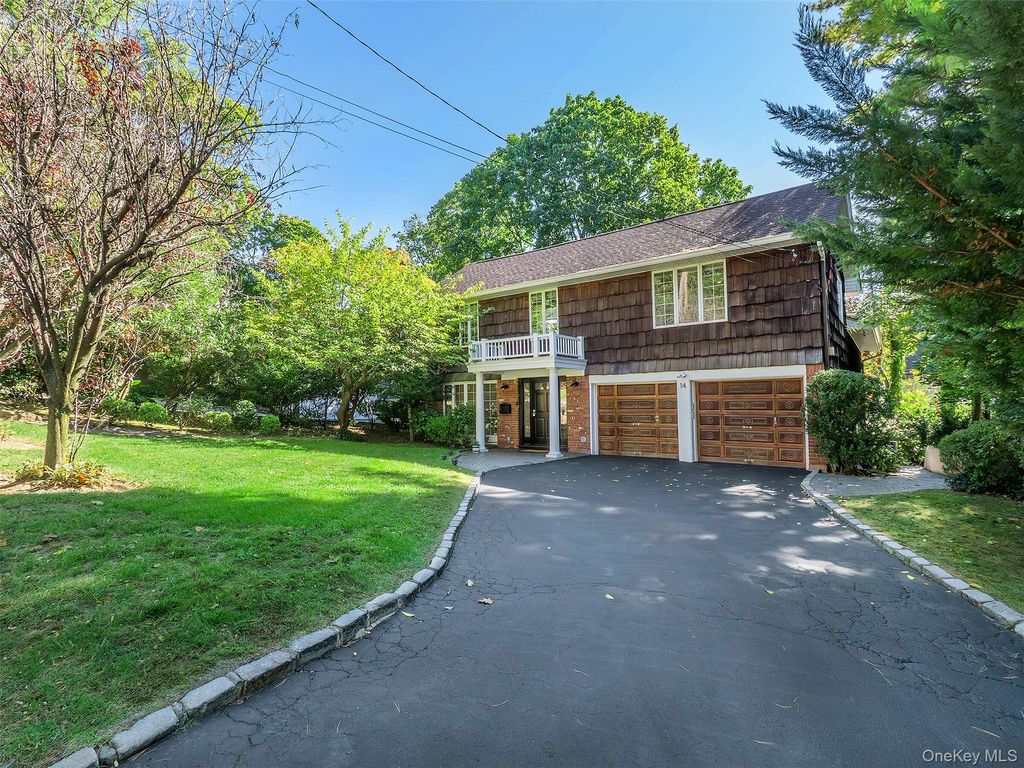 Photo of 14 Combes Drive, Manhasset, NY 11030 (MLS # 918316)