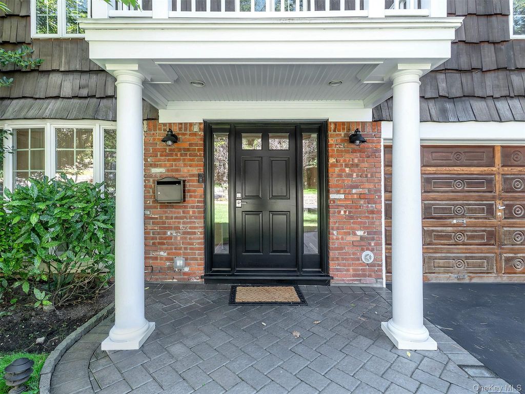 Photo of 14 Combes Drive, Manhasset, NY 11030 (MLS # 918316)
