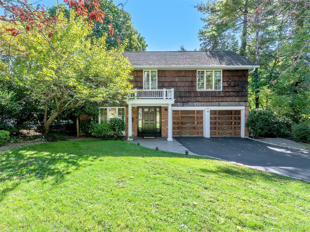 Photo of 14 Combes Drive, Manhasset, NY 11030 (MLS # 918316)