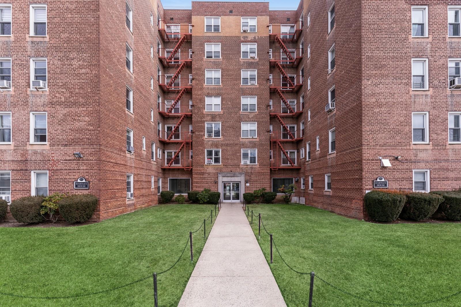 Parsons Blvd Blvd 3A, Flushing, Queens, NY - 1 Bedrooms  
1 Bathrooms  
4 Rooms - 