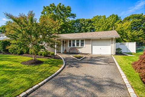 Photo of 5 Allegheny Drive S, Farmingville, NY 11738 (MLS # 1059416)