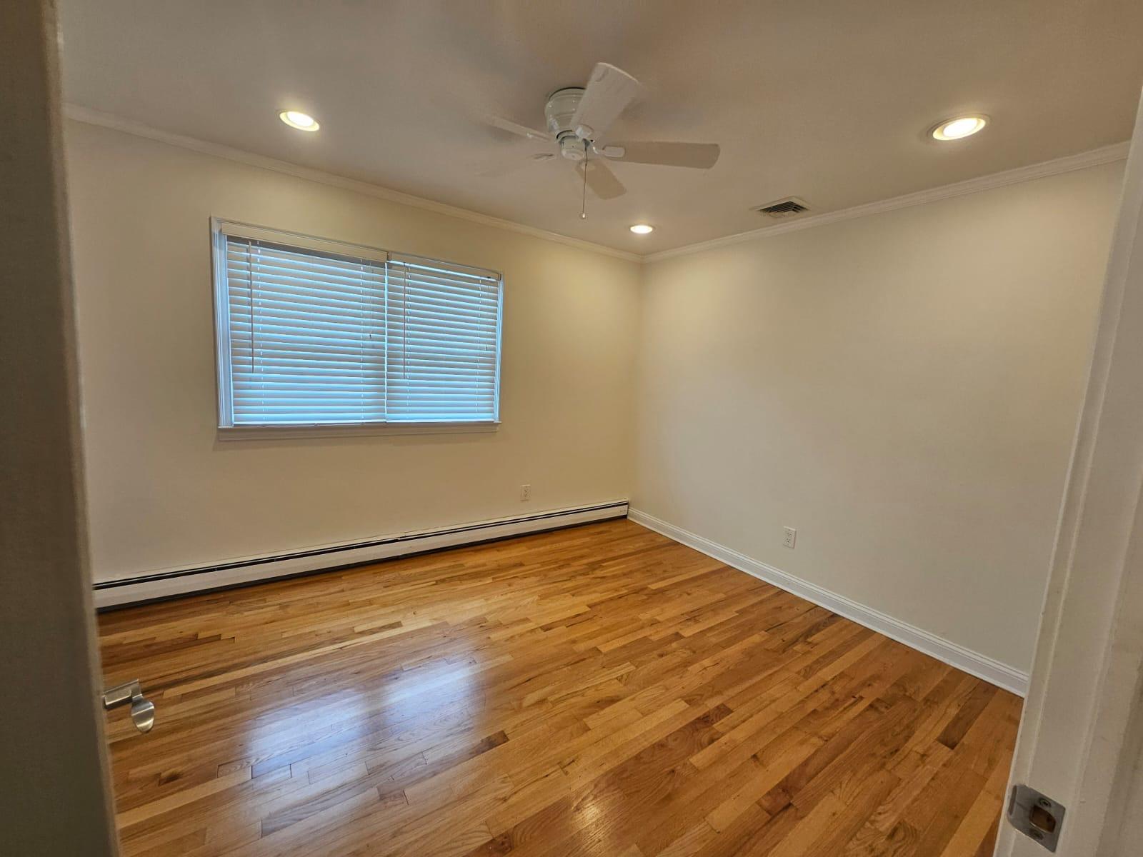 Oyster Bay, New York 11803, United States, 4 Bedrooms Bedrooms, ,3 BathroomsBathrooms,Residential,Active,88917