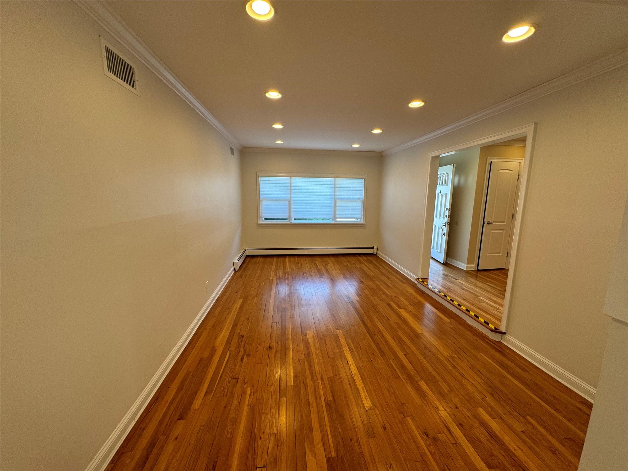 Oyster Bay, New York 11803, United States, 4 Bedrooms Bedrooms, ,3 BathroomsBathrooms,Residential,Active,88917