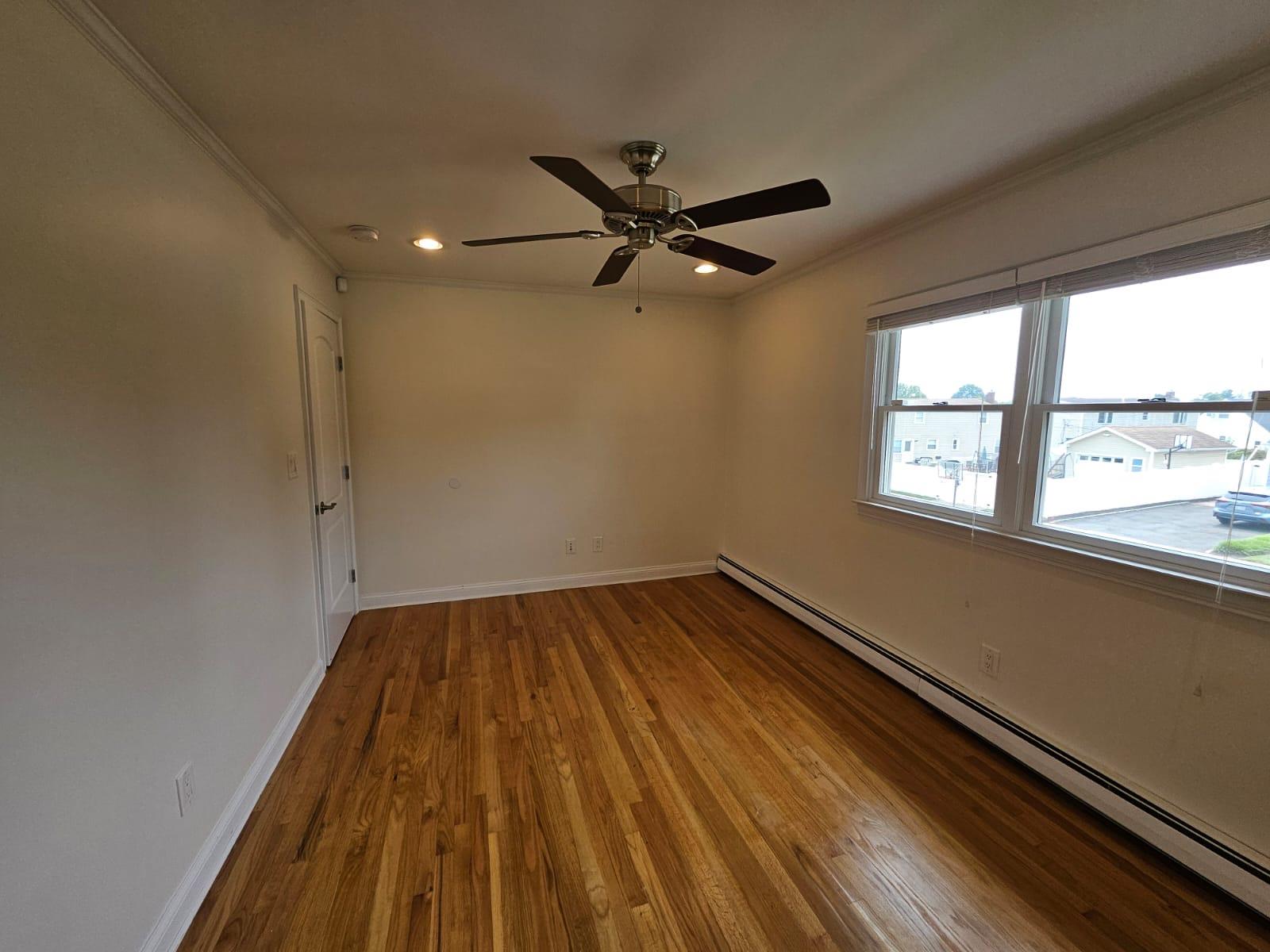 Oyster Bay, New York 11803, United States, 4 Bedrooms Bedrooms, ,3 BathroomsBathrooms,Residential,Active,88917