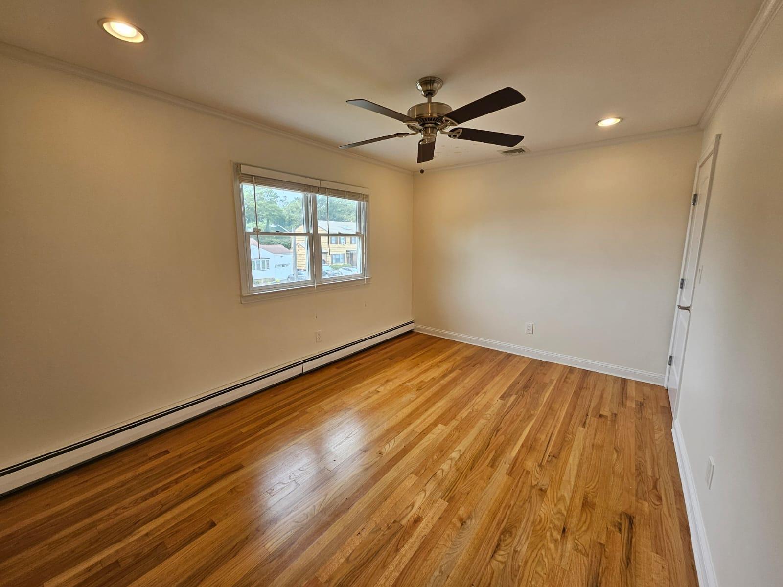 Oyster Bay, New York 11803, United States, 4 Bedrooms Bedrooms, ,3 BathroomsBathrooms,Residential,Active,88917