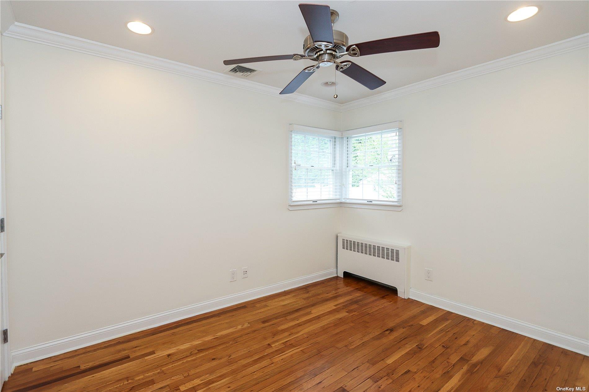 Oyster Bay, New York 11803, United States, 4 Bedrooms Bedrooms, ,3 BathroomsBathrooms,Residential,Active,88917