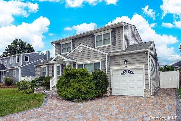 Oyster Bay, New York 11803, United States, 4 Bedrooms Bedrooms, ,3 BathroomsBathrooms,Residential,Active,88917