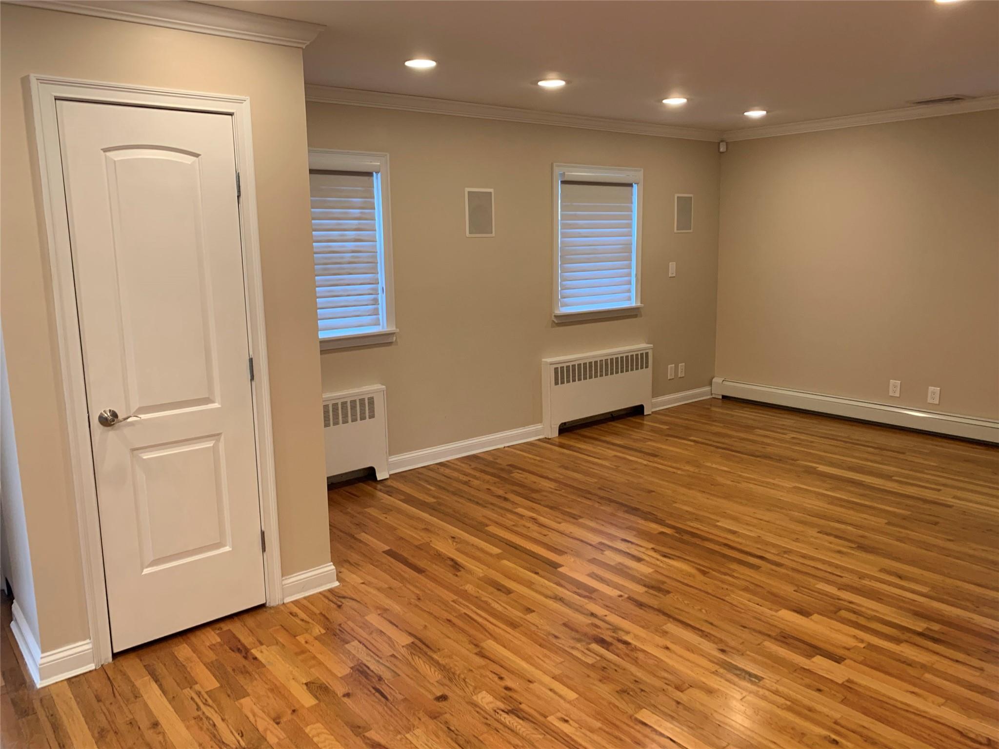 Oyster Bay, New York 11803, United States, 4 Bedrooms Bedrooms, ,3 BathroomsBathrooms,Residential,Active,88917